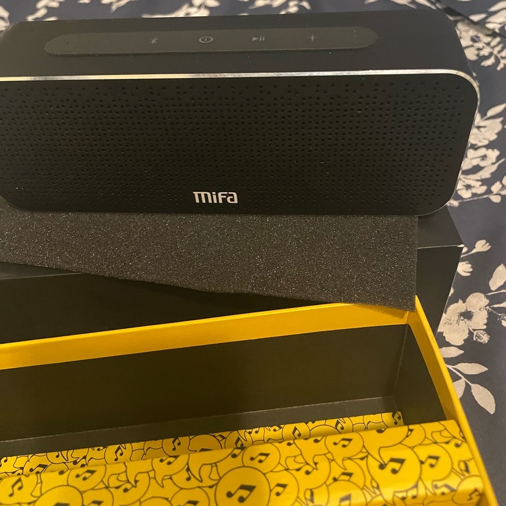 Small speaker